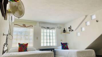 Habitación triple estándar | Caja de seguridad en la habitación y decoración personalizada