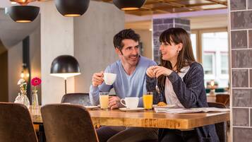 TĂ€gliches FrĂŒhstĂŒcksbuffet (9 EUR pro Person)