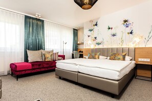 Phòng đôi phong cách cổ điển | Bộ đồ giường cao cấp, nệm có lớp đệm bông, két bảo mật tại phòng 