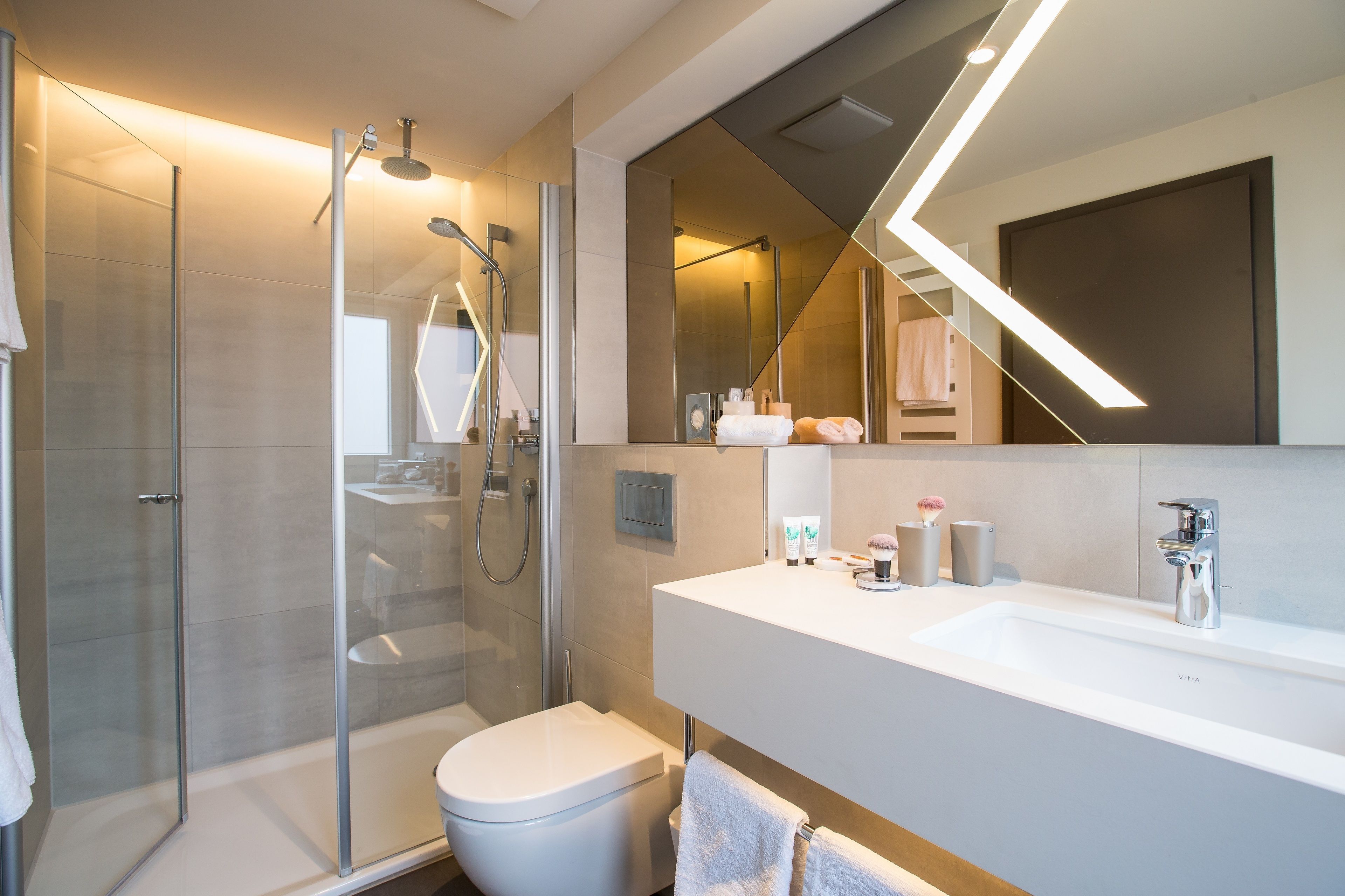 classic double room | bathroom | free toiletries, hair dryer, bathrobes, towels