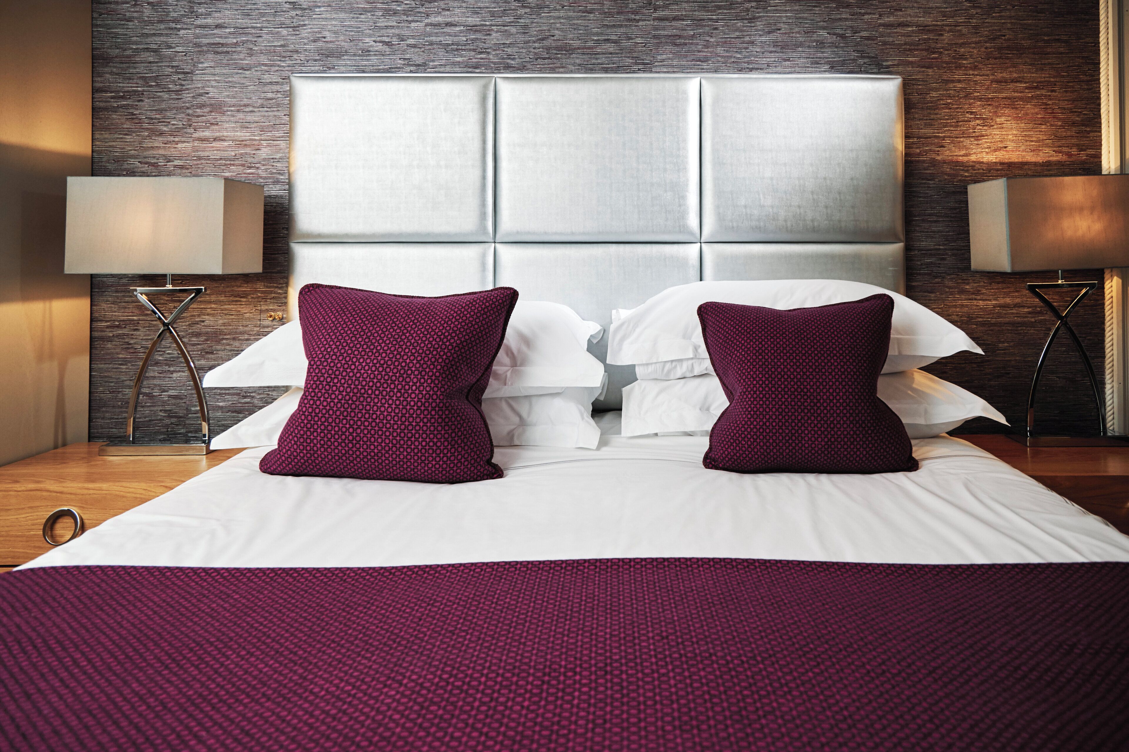 Main House - Comfy King Room | Ylelliset vuodevaatteet, minibaari, tallelokero huoneessa