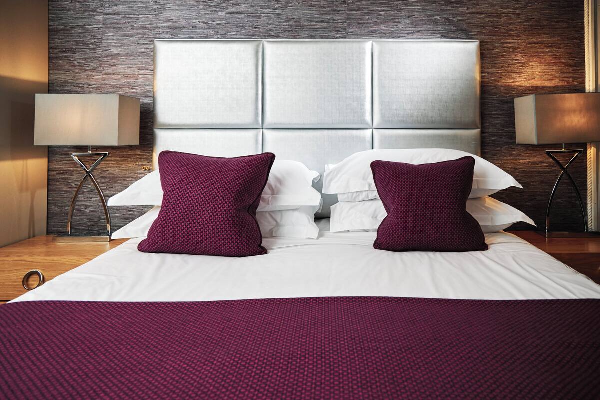 Main House - Comfy King Room | Ropa de cama de alta calidad, minibar, caja fuerte y escritorio