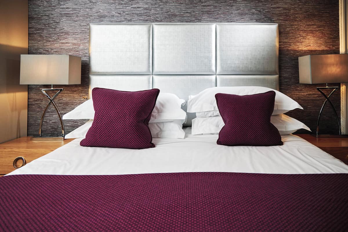 Main House - Comfy King Room | Ylelliset vuodevaatteet, minibaari, tallelokero huoneessa