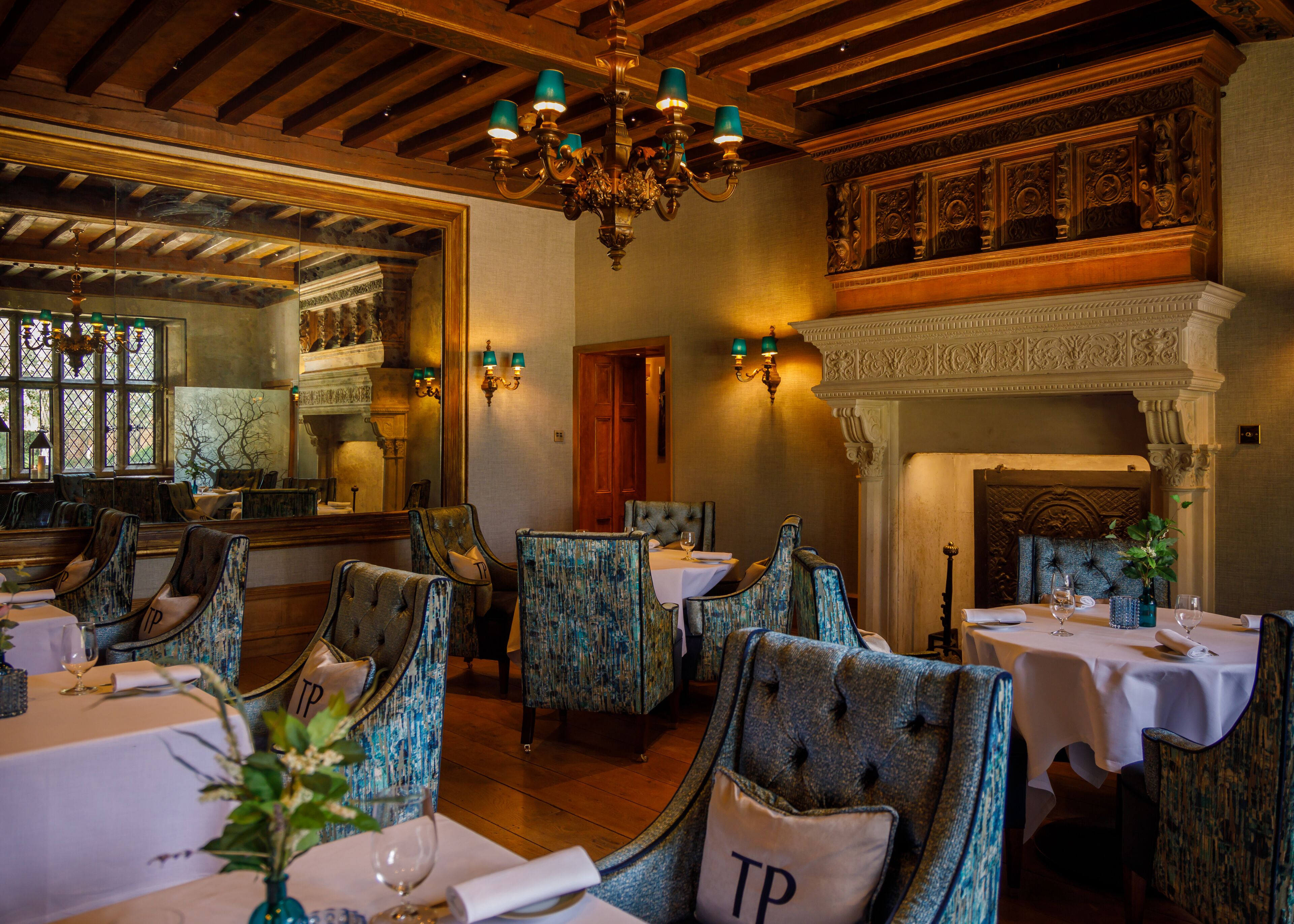 2 間餐廳，供應當地料理