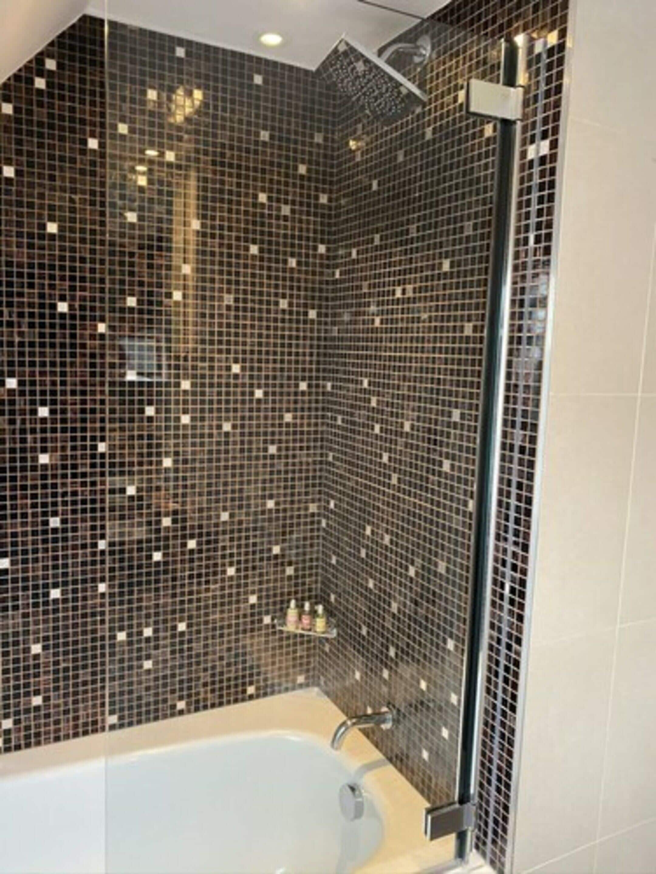 luxury king room | bathroom shower