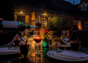 2 restaurantes; se sirve cocina local