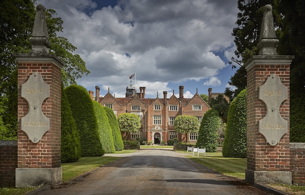 Vista frontal de la propiedad