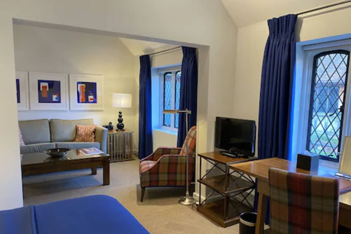 Spacious Super King Suite | Ropa de cama de alta calidad, minibar, caja fuerte y escritorio