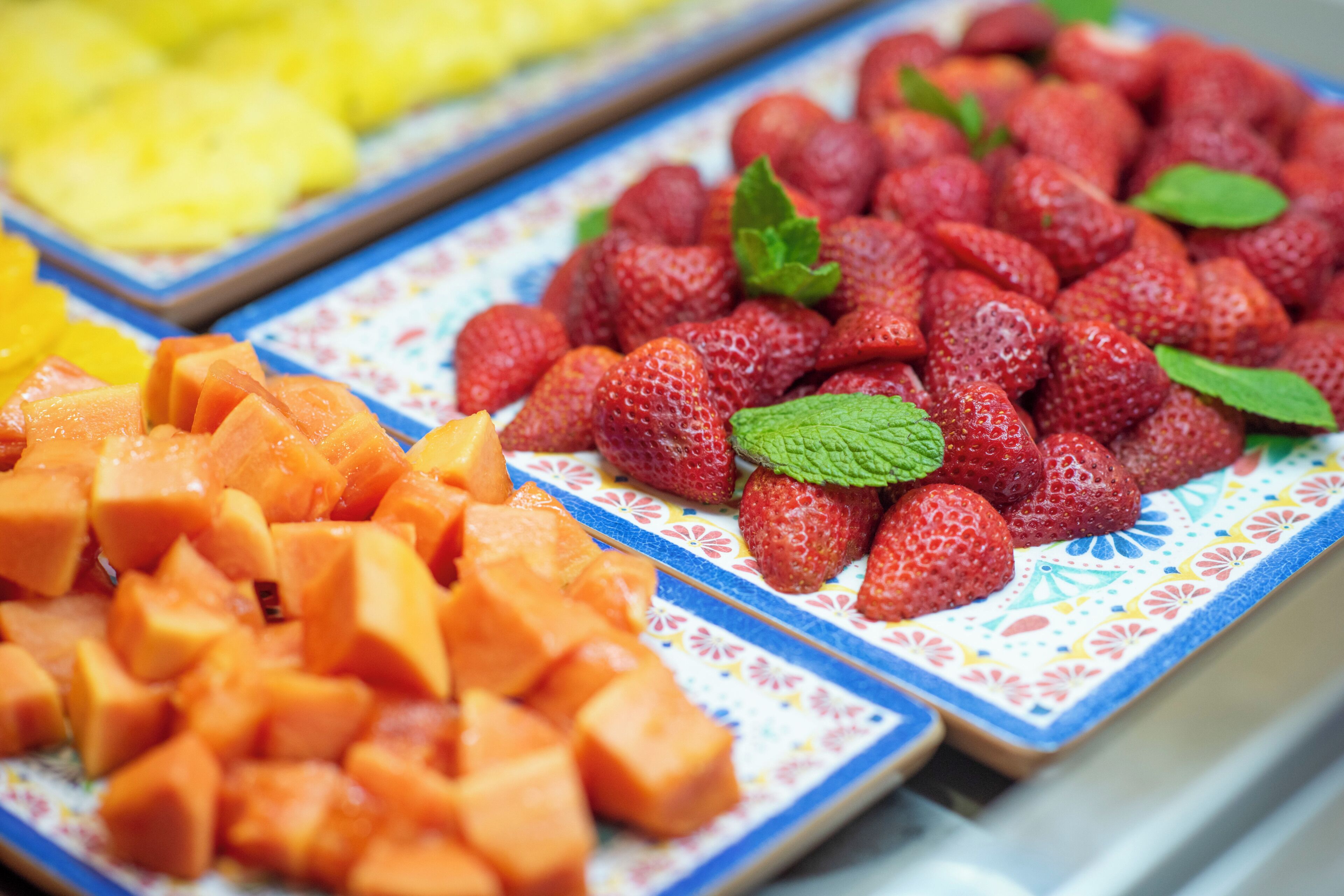 Presentación de frutas frescas como fresas y melón.