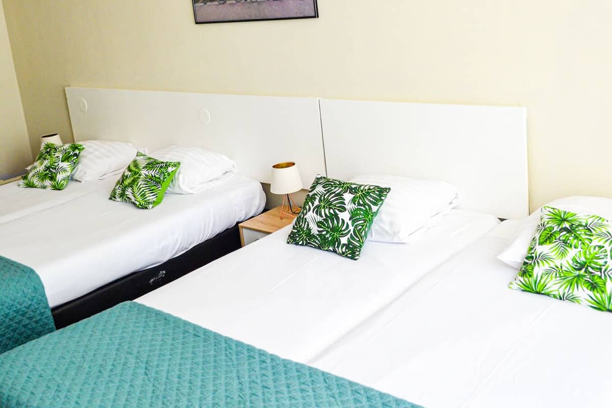Quadruple Room, Private Bathroom | Individueel gedecoreerd, gratis wifi, beddengoed