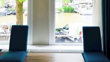 Quadruple Room, Private Bathroom | ๊ฐ์ค์์ ๋ณด์ด๋ ์ ๋ง