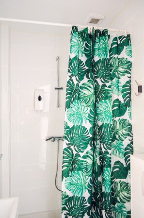 Quadruple Room, Private Bathroom | Bathroom | Shower, rainfall showerhead, hair dryer, towels - Kooyk Hotel (Amsterdam)