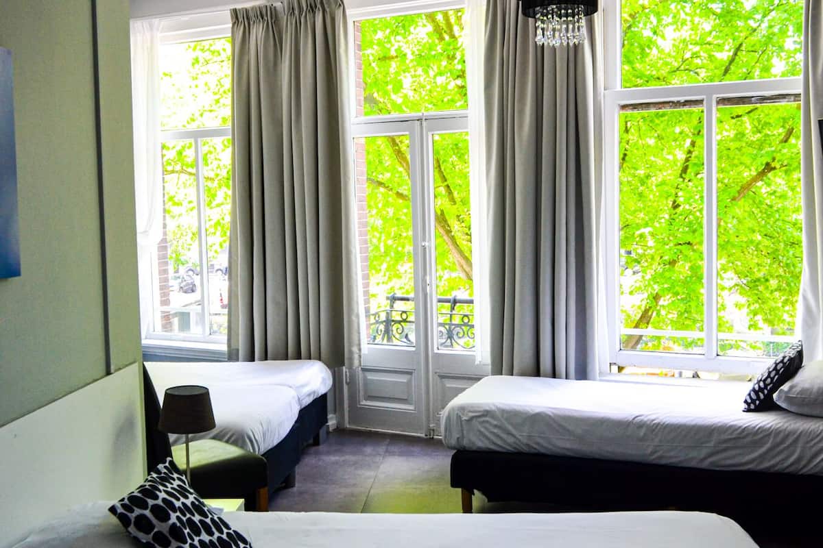 Familiekamer, uitzicht op kanaal (private shower and shared toilet) | Individueel gedecoreerd, gratis wifi, beddengoed
