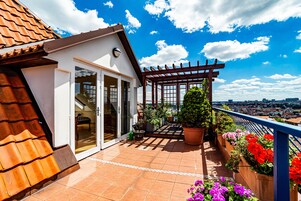 Apartamento exclusivo, 2 quartos, terraço, vista para a cidade | Roupas de cama antialérgicas, cofres nos quartos, escrivaninha