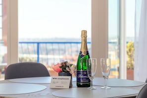 Exclusive Apartment, 2 Bedrooms, Terrace, City View | In-room dining