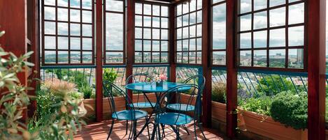 Apartamento exclusivo, 2 habitaciones, terraza, vistas a la ciudad | Terraza o patio