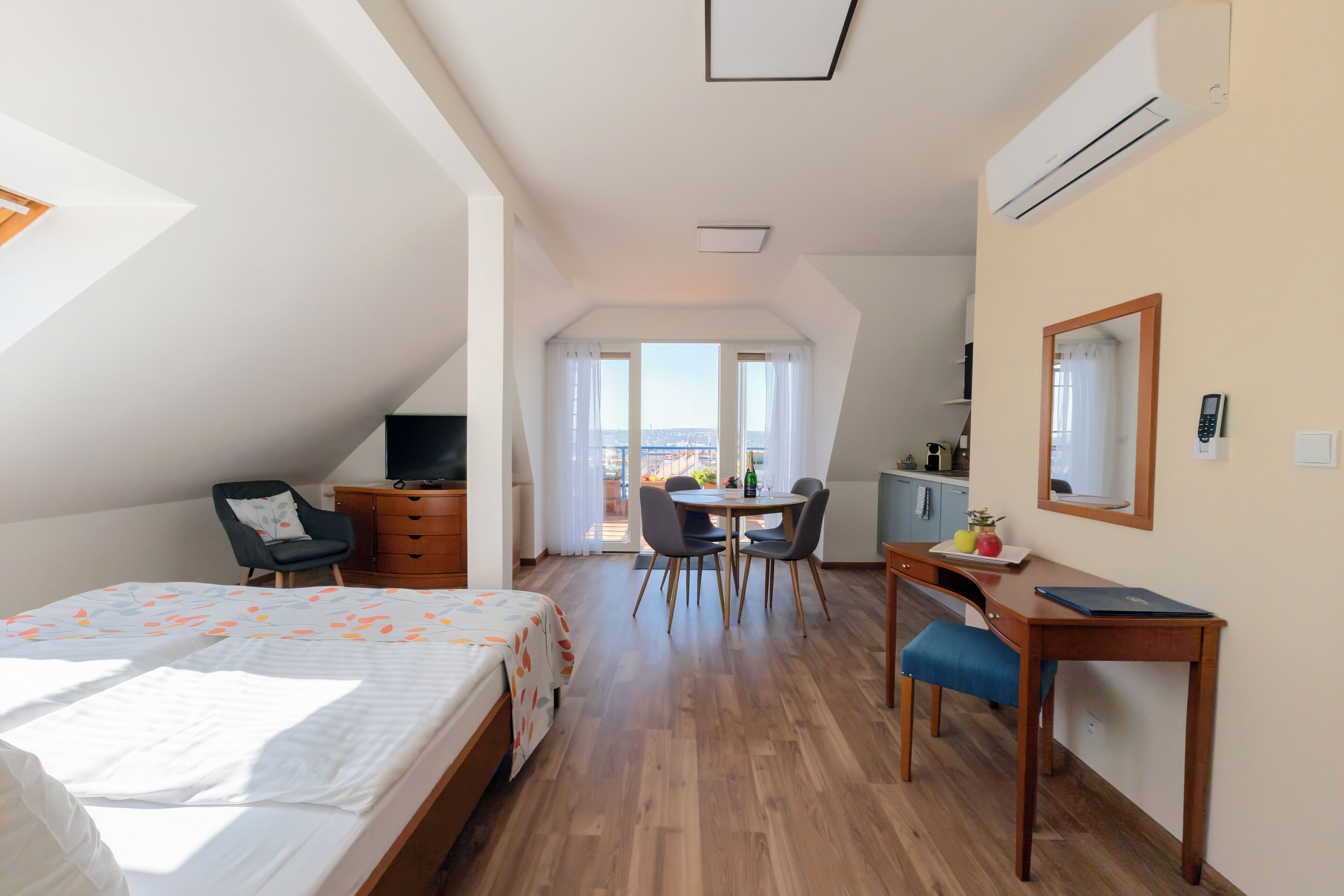 Exclusive Apartment, 2 Bedrooms, Terrace, City View | Hypo-allergenic bedding, in-room safe, desk, soundproofing