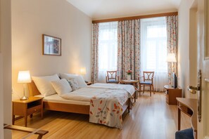Ropa de cama hipoalergénica y caja de seguridad en la habitación 
