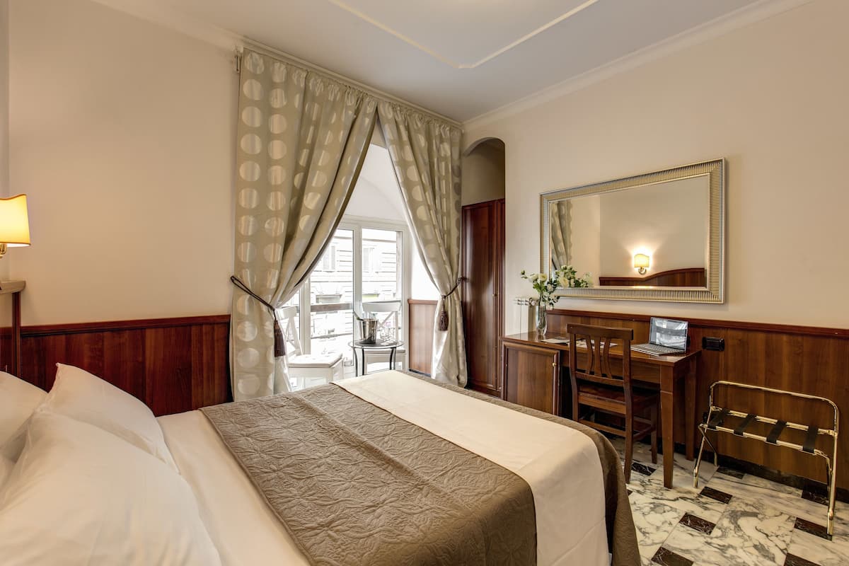 Double Room | In-room safe, desk, laptop workspace, WiFi (free)