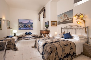 Ropa de cama hipoalergénica, minibar y decoración personalizada