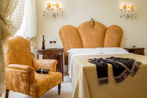 غرفة مزدوجة مريحة | ملاءات للفراش لا تسبب الحساسية وميني بار وبديكورات فريدة لكل غرفة