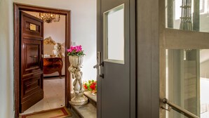 Una puerta de madera con un pomo y un picaporte de bronce.