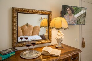 غرفة مزدوجة مريحة | ملاءات للفراش لا تسبب الحساسية وميني بار وبديكورات فريدة لكل غرفة