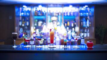Cocktail bar, alfresco dining, open daily