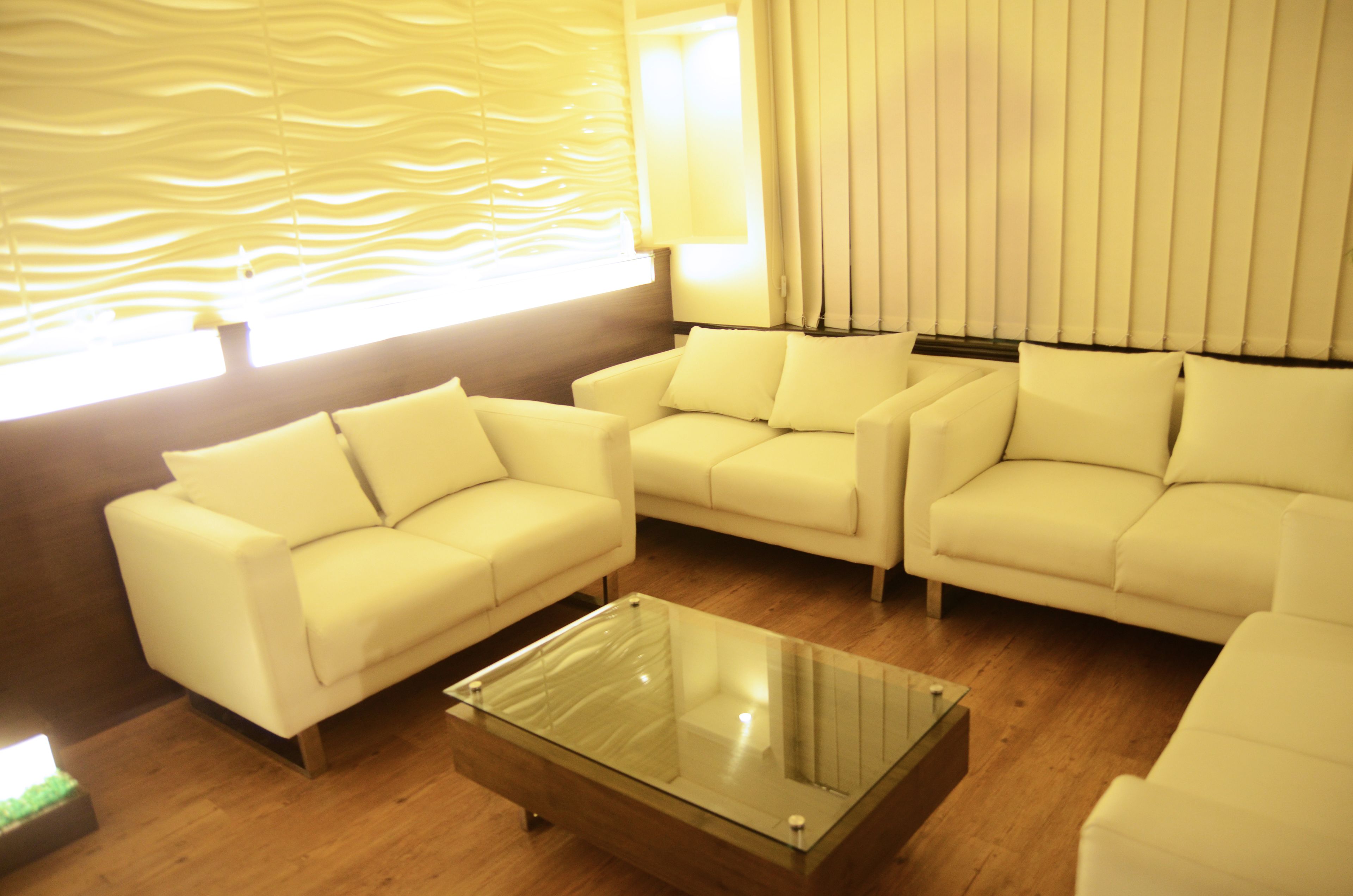 cocktail bar, al fresco dining, open daily