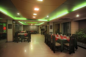 2 restaurants, breakfast, lunch, dinner served; international cuisine  - Hotel 71 (Dhaka)