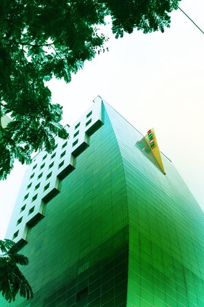 واجهة المنشأة - في المساء/الليل