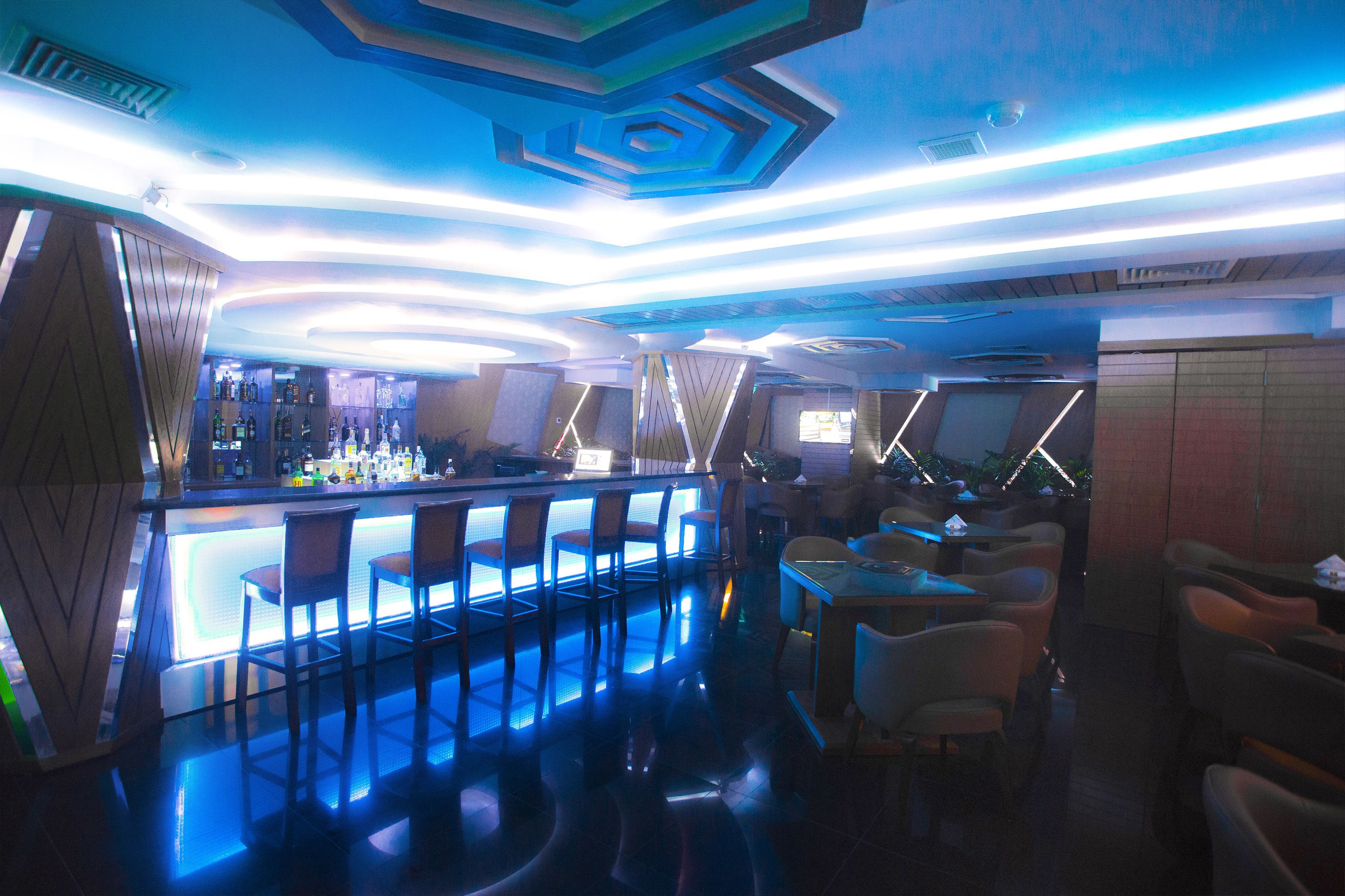 Cocktail bar, al fresco dining, open daily