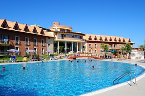 Innenpool, Außenpool (je nach Saison geöffnet)