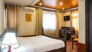 Deluxe Room, Air conditioning | Hypo-allergenic bedding, individually decorated, individually furnished