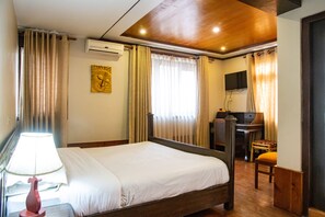 Deluxe Room, Air conditioning | Hypo-allergenic bedding, individually decorated, individually furnished - Hotel Ganesh Himal (Kathmandu)