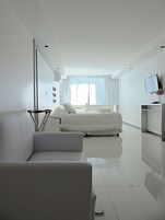 Premium Room (Plus) | In-room safe, desk, soundproofing, free WiFi