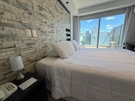 Studio Suite Premium (Plus) | Brankas, meja kerja, kedap suara, dan Wi-Fi gratis