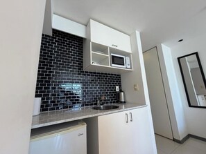 Fridge, microwave, coffee/tea maker, cookware/dishes/utensils - Gema Luxury Suites (Montevideo)