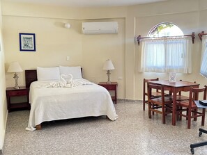 Family Triple Room | Bathroom | Hair dryer, towels - Hotel Delfin  (Playa del Carmen)