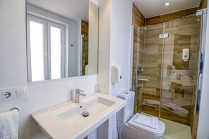 Free toiletries, hair dryer, towels - Hostal La Isla (Mahón)