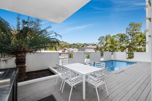 Outdoor pool, pool loungers - Kensington at Central (Townsville)