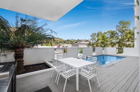 Outdoor pool, sun loungers. Kensington at Central