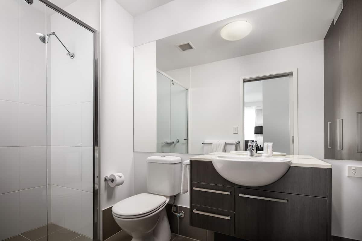 apartment, 2 bedrooms | bathroom | shower, free toiletries, hair dryer, towels