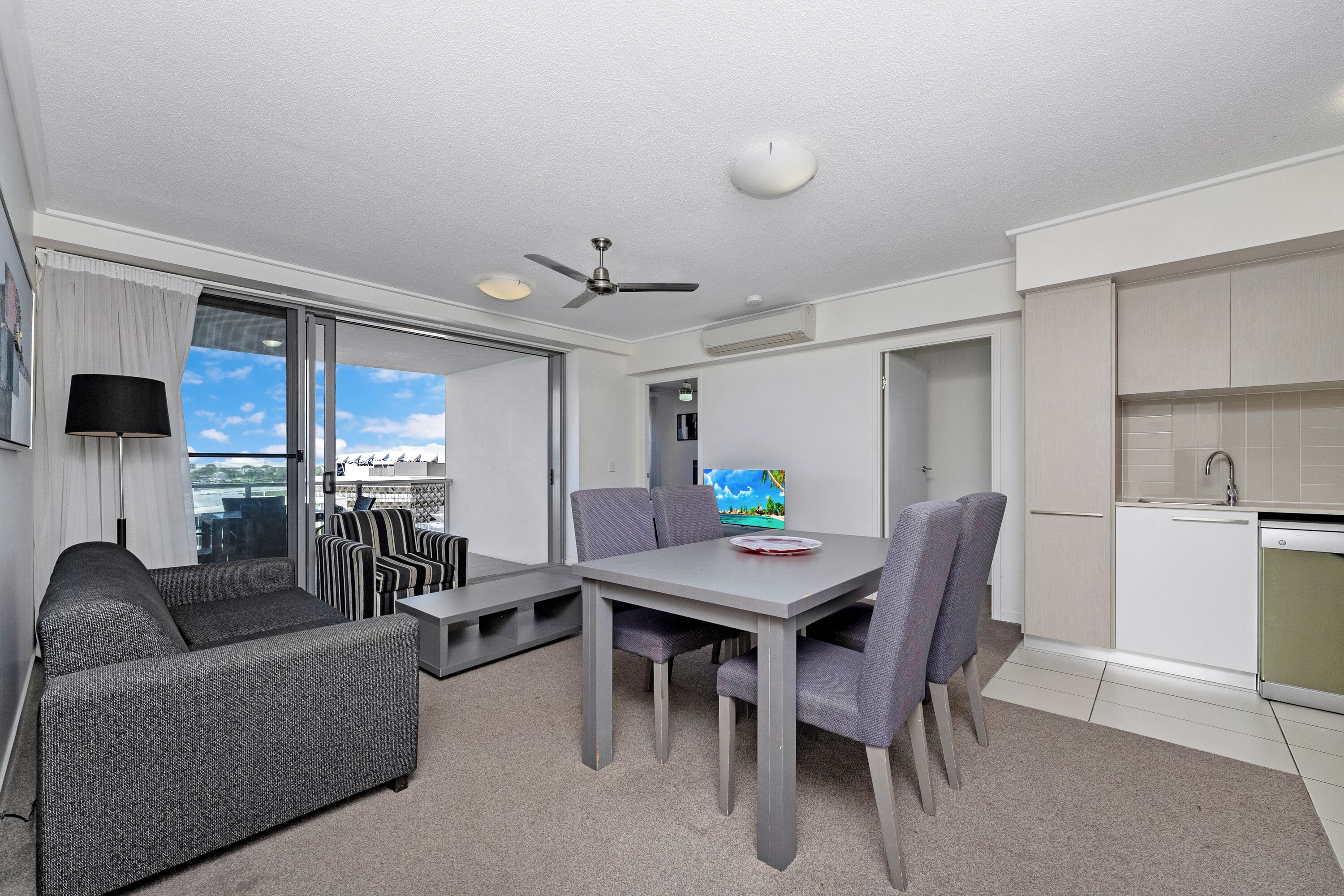 Apartment, 2 Bedrooms | Dining room