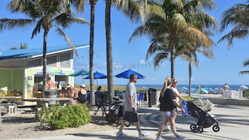 Beach nearby, white sand, sun-loungers, beach towels