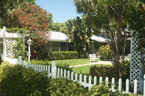 Property grounds - Cottages by the Ocean (Pompano Beach)
