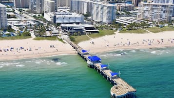 Beach nearby, white sand, sun-loungers, beach towels