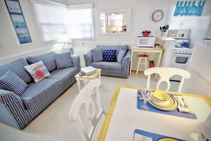 In-room dining - Cottages by the Ocean (Pompano Beach)