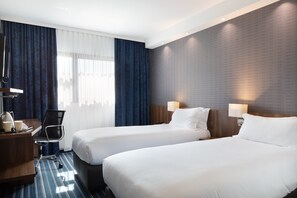 Premium bedding, individually furnished, desk, blackout drapes - Holiday Inn Express Marseille Airport by IHG (Vitrolles)