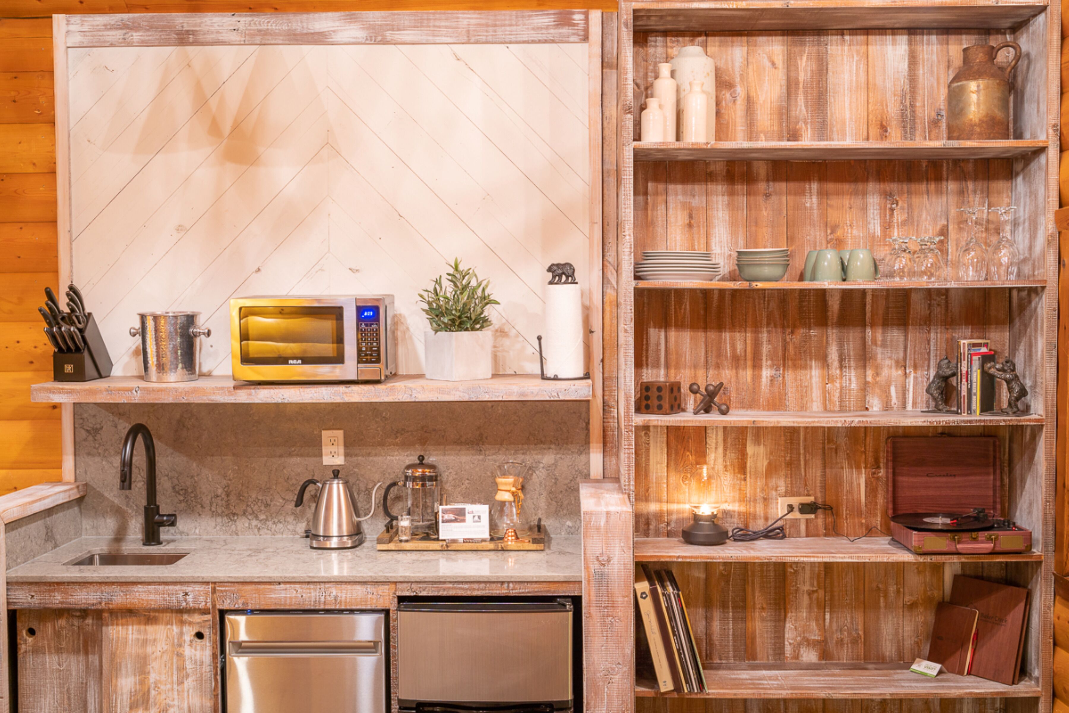 microwave, coffee/tea maker, electric kettle